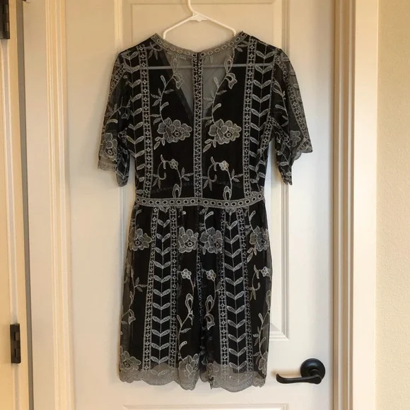 Socialite Plunging Lace Dress - Picture 3 of 6